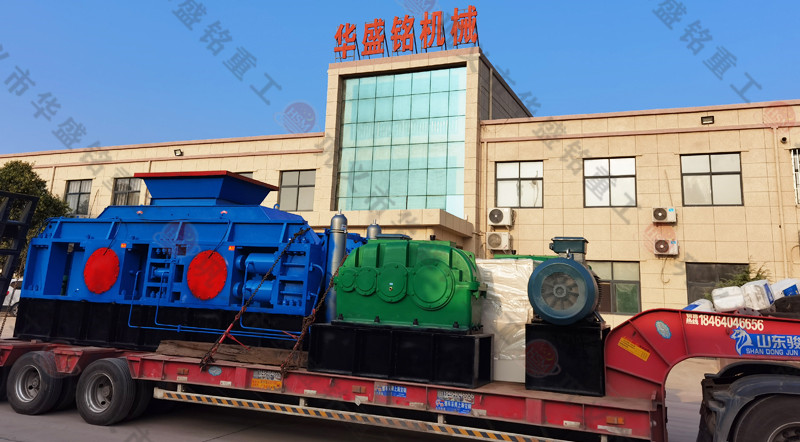 時(shí)產(chǎn)300噸數(shù)控對(duì)輥破碎機(jī)發(fā)貨現(xiàn)場